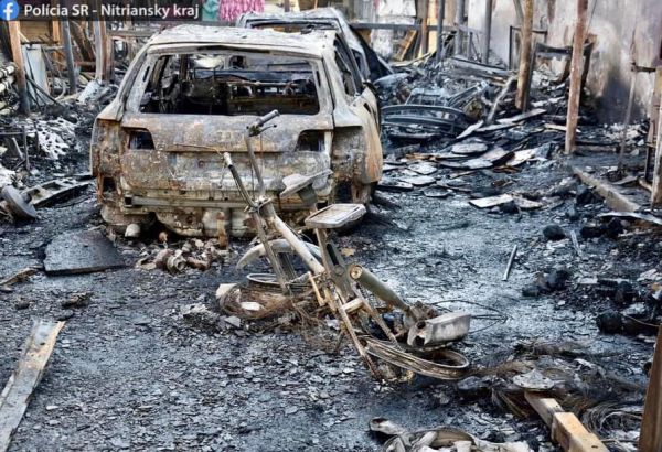 V Nových Zámkoch horelo v areáli stavebnín, zhoreli vozidlá, motocykel a technika, škoda za 200.000 eur.