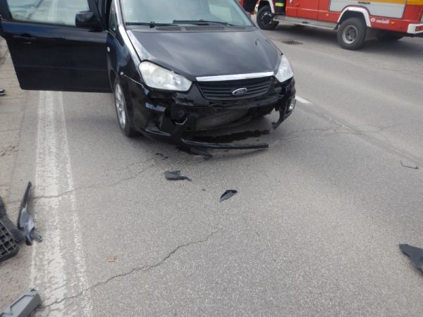 V Štúrove na Petöfiho ulici sa zrazili dve osobné vozidlá.