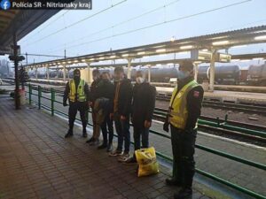 Na železničnej stanici v Štúrove sa pohybovali šiesti migranti