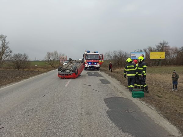 Pri Dvoroch nad Žitavou sa zrazili dve osobné autá, jedno skončilo na streche.